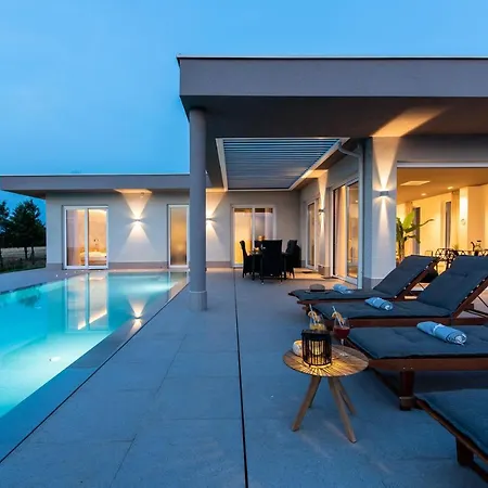 Vivas Villa *